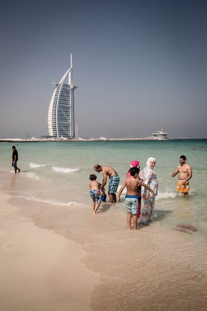 El hotel Burj Al Arab como telón de fondo de la playa de Dubai.
