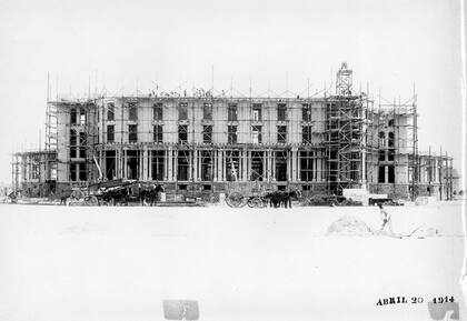 El Hotel Carrasco durante su construcción que empezó en 1913 y terminó en 1921.