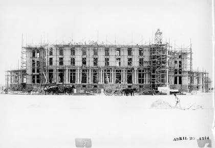 El Hotel Carrasco durante su construcción que empezó en 1913 y terminó en 1921.