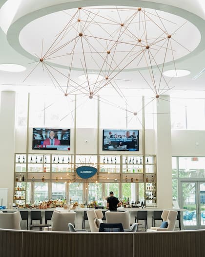 El hotel, cercano al aeropuerto de Fort Lauderdale, se autodenomina “un santuario completo de lujo moderno”