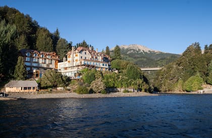 El hotel Correntoso está justo enclavado en la boca del río de ese nombre, a la derecha de la imagen.
