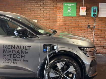 El Hotel Costa Galana incorporó un punto de carga de autos