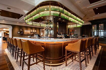 El hotel cuenta con varios restaurantes y bares en su interior