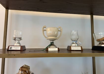El hotel de Pablo Toviggino cuenta con una vitrina de trofeos de las ligas locales