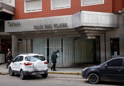 El hotel del centro de Mar del Plata donde murió durante la madrugada una adolescente que cayó desde una ventana del octavo piso