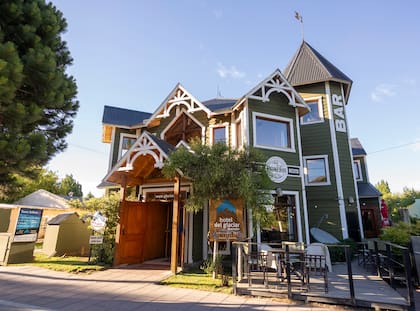 El Hotel del Glaciar está ubicado en pleno centro de El Calafate, en Av. del Libertador 587.
