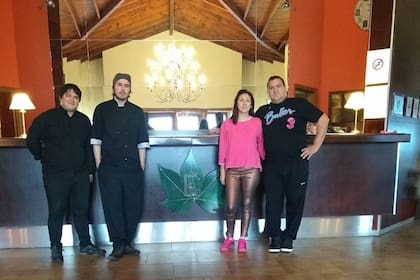 Paola Sánchez y sus compañeros del hotel Edenia que cuidan a os turistas franceses