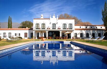 El hotel es el casco de una antigua bodega con viñedos de altura