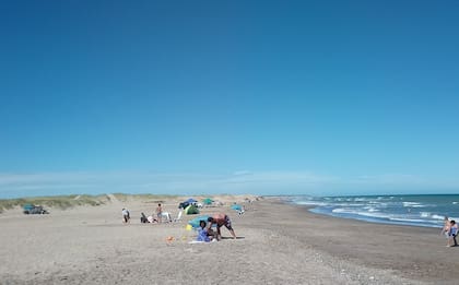El hotel está enterrado a pocos metros de la playa conocida como El Remanso