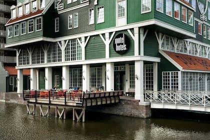 El hotel está situado a orillas del río Zaan, que da nombre a la ciudad de Zaandam.