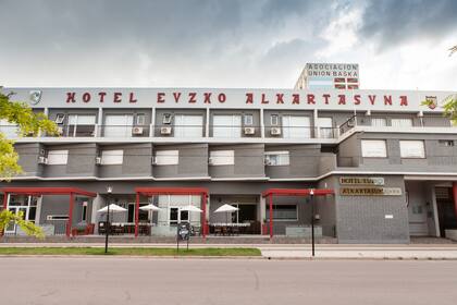 El hotel Euzko Alkartasuna, uno de los logros de la asociación vasca de Macachín.