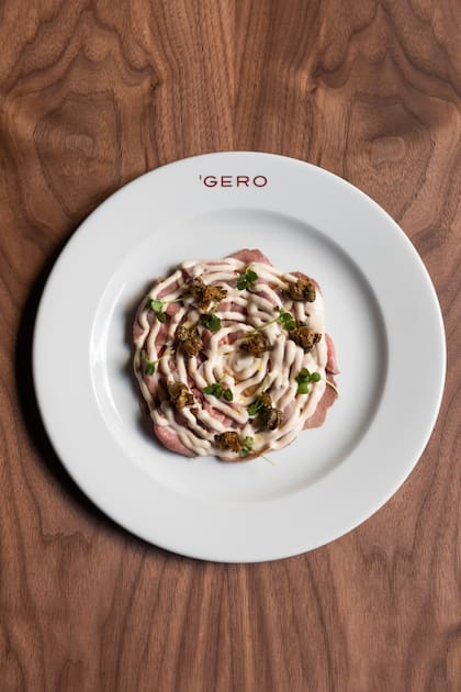Vitello tonnato con crema de atún y alcaparras en el restaurante Gero.
