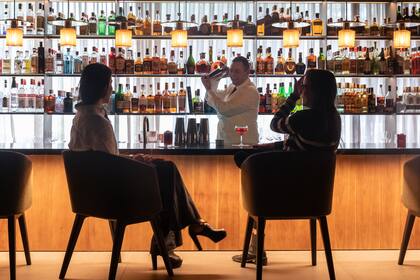 El bar del lobby, punto de encuentro para degustar alta coctelería.