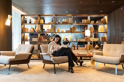 El lounge tiene muebles de la firma italiana Minotti, lámparas traídas de tiendas de antigüedades europeas por Ana y Gero Fasano y piezas únicas de diseñadores locales.