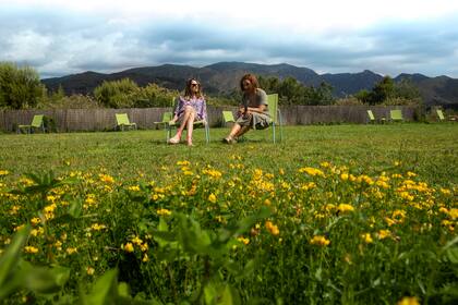El hotel funciona exclusivamente con energía solar, iluminación de bajo consumo y circuito cerrado de agua de un pozo propio con depuradora de filtros verdes