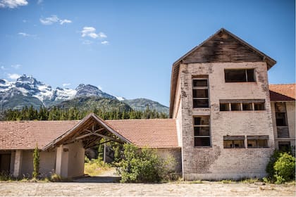 El Hotel Futaleufú está ubicado en el  Complejo Hidroelectrico Futaleufú, a 12 kilómetros de la ciudad de Trevelin, Chubut