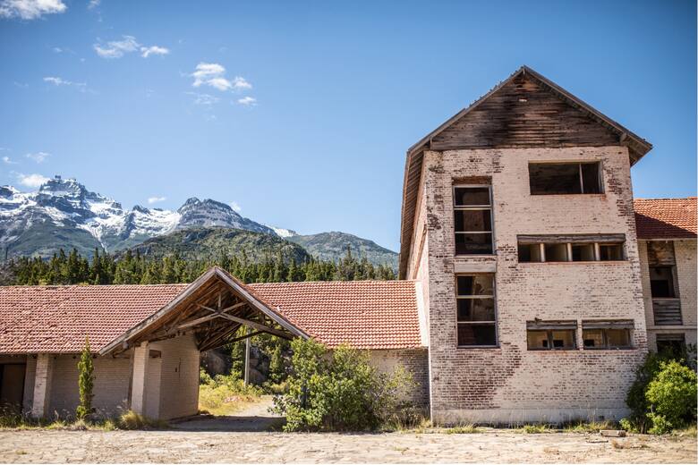 Un gigante olvidado: la historia del enigmático hotel abandonado en plena cordillera chubutense