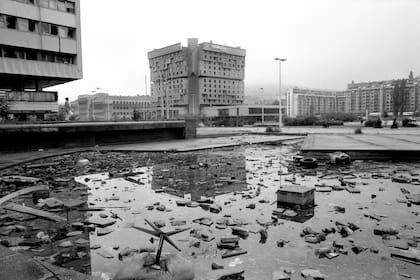 El hotel Holiday Inn que se convirtió en el hogar de los medios de comunicación durante el asedio de Sarajevo; Durante los 47 meses transcurridos entre la primavera de 1992 y febrero de 1996, el pueblo de Sarajevo soportó el asedio más largo que ha presenciado Europa desde el final de la Segunda Guerra Mundial