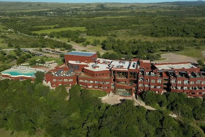 El hotel Howard Johnson en el emprendimiento Pueblo Nativo, en Villa Giardino, Córdoba