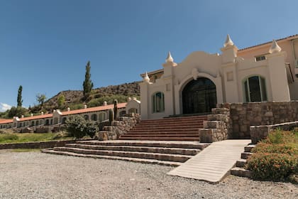 El Hotel Huacalera es de estilo neocolonial.