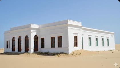 El Hotel Mar del Sud no solo le dio el nombre al pueblo; también fue el primer mojón turístico del sudeste atlántico bonaerense donde la Argentina aristocrática y finisecular del siglo XIX plantó bandera, más allá de Mar del Plata.