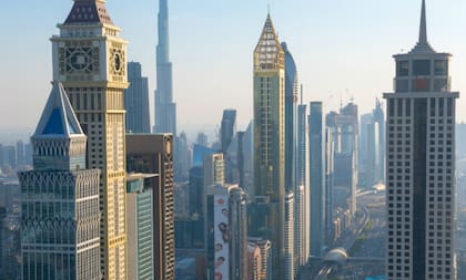 El hotel más alto del mundo consta de 75 plantas, 528 habitaciones y es reconocido por su fachada dorada (Foto: Gentileza Record Guiness)