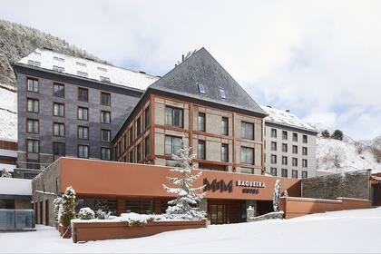 El hotel MIM Baqueira ubicado en un pequeño pueblo de España conocido por sus pistas de esquí.