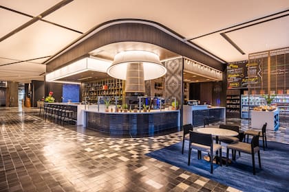 El hotel ofrece un bar market con salida directa al centro de convenciones