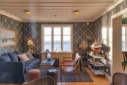 El lugar permite comer en el restaurante del hotel, especializado en servir mariscos. También se pueden hacer clases de pesca, buceo, vela, kayak y cocina con algas