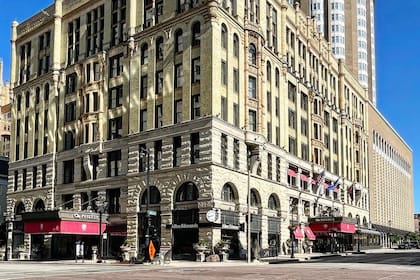 El Hotel Pfister es conocido en EE.UU. por alojar a los jugadores de las Grandes Ligas de Béisbol, que juegan en el cercano estadio American Family Field (Instagram/@rock_camp)