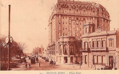 El hotel Plaza, y la residencia particular de la familia Tornquist, en la esquina de Florida y Marcelo T. de Alvear. En el altilo, dicen, le gustaba coser a la esposa de Ernesto. Inclusive se comenta que hubo que cambiar la orientación de una de las torres del hotel para que no le tapara la luz.