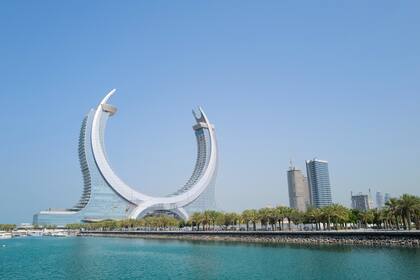 El hotel rascacielos Katara Towers, en el paseo marítimo del puerto deportivo de la ciudad de Lusail, Doha