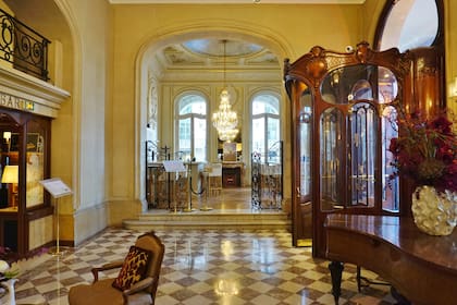 El Hotel Regina y su fantástica vista a los Jardines de las Tullerías, al lado del Louvre, fue usado para recrear al Hotel Ritz