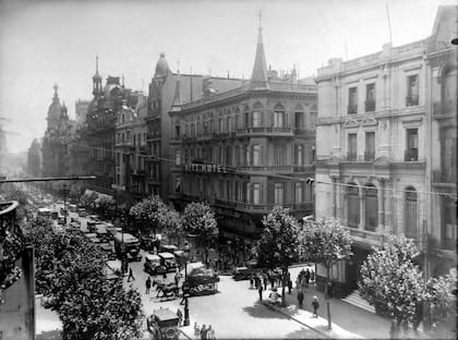 El hotel Ritz fue construido en 1893 en la esquina con Lima, mucho antes de la apertura de la 9 de julio. Sobrevive sólo parcialmente.