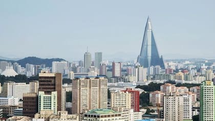 El Hotel Ryugyong sigue dominando los cielos de Pyongyang