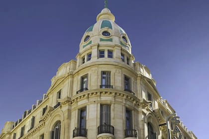 El hotel Savoy ocupa un edificio histórico en la esquina de San Lorenzo y San Martín, su magnética imagen neoclásica parece salida del Film Noir.