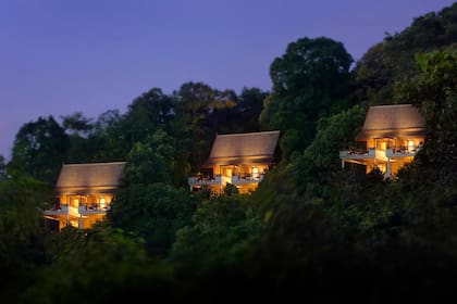 El hotel se encuentra sobre la playa en una isla privada de Pangkor Laut.