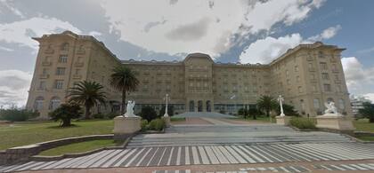 El hotel sigue activo y en funcionamiento, con una oferta mucho más accesible que en sus orígenes.