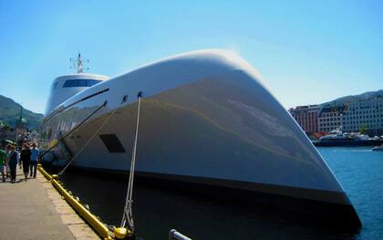 El hotel-submarino, en el puerto