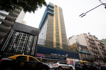 El hotel, tapiado, sobre la avenida Callao