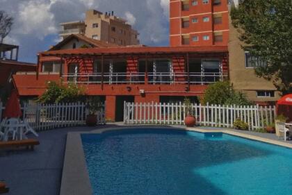 El hotel tenía una pileta grande en el jardín trasero