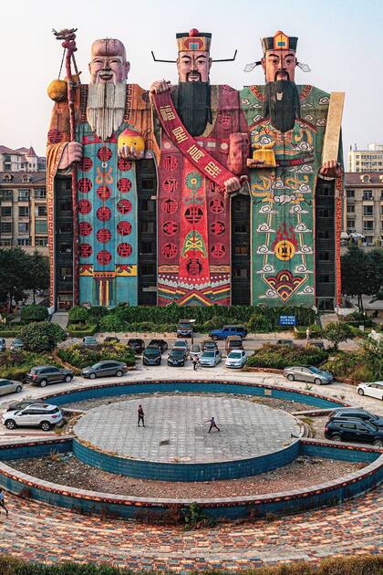 El hotel Tianzi tiene la imagen de tres dioses chinos a lo largo de los diez pisos del edificio con gran variedad de habitaciones