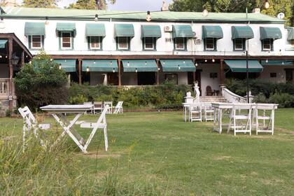 El hotel tiene capacidad para 100 personas.