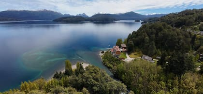 El hotel, uno de los más antiguos del país, comenzó a funcionar hace más de cien años como una pequeña hostería y almacén de ramos generales que servía a pescadores y ganaderos.