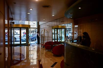 El hotel Wilton, en Callao y Santa Fe, está abierto, pero no llega al 10% de ocupación. "Para las vacaciones de invierno ni siquiera hay llamados para averiguar, no hay reservas, no hay movimiento", dice Gabriela Akrabian, la dueña.
