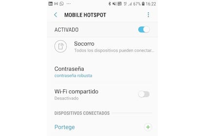El hotspot activado y con una notebook (Portege) conectada; esa máquina usa Linux, de modo que el punto de acceso es compatible con cualquier dispositivo, incluidos otros celulares