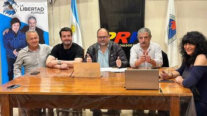 El hoy precandidato Gustavo Cuervo, a la izquierda, junto a dirigentes del Partido Renovador Federal en abril reunidos en San Salvador de Jujuy