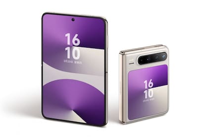 El Huawei Pura X es un smartphone con pantalla plegable tipo flip (con tapita), pero con un diseño más ancho que lo hace parecerse a un fold (tipo libreta)