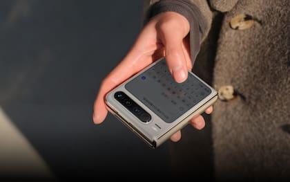 El Huawei Pura X es un smartphone con pantalla plegable tipo flip (con tapita), pero con un diseño más ancho que lo hace parecerse a un fold (tipo libreta)