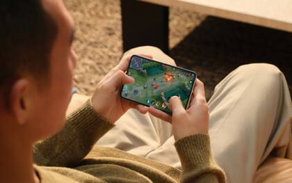 El Huawei Pura X es un smartphone con pantalla plegable tipo flip (con tapita), pero con un diseño más ancho que lo hace parecerse a un fold (tipo libreta)